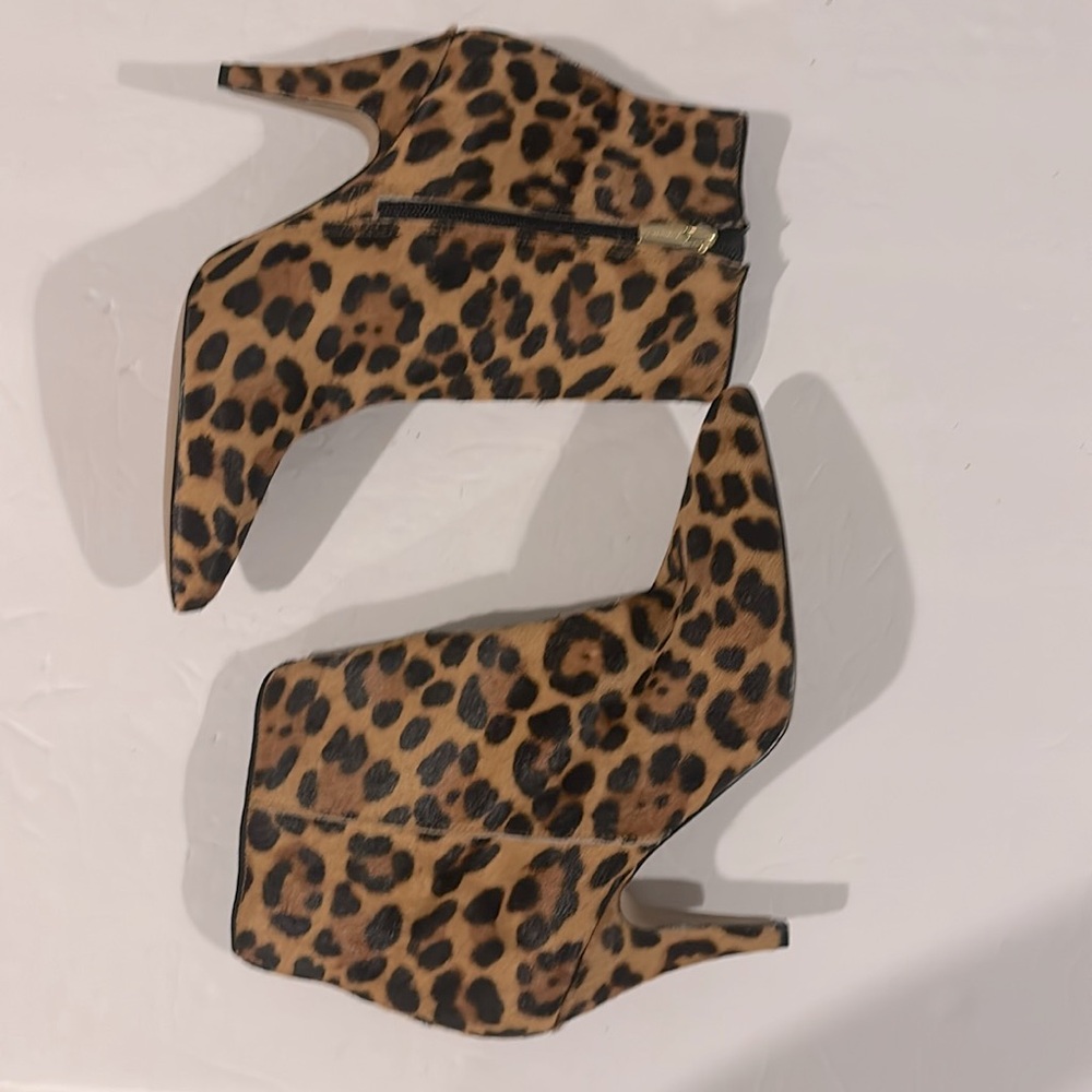 Vince Camuto Nandi 2 Calf Hair Leopard Print Pointed Toe Booties - Size 7.5 - Picture 4 of 10